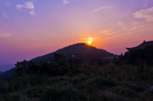 神女湖神女雕像的传说，神女湖雕像的传说（一段传说一座湖）