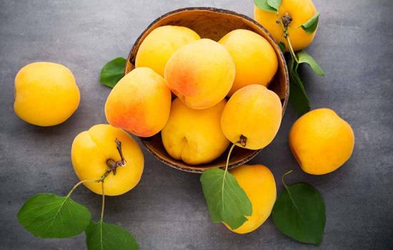 黄桃是热性还是凉性，黄桃罐头的制作方法（一天吃几个黄桃为宜）