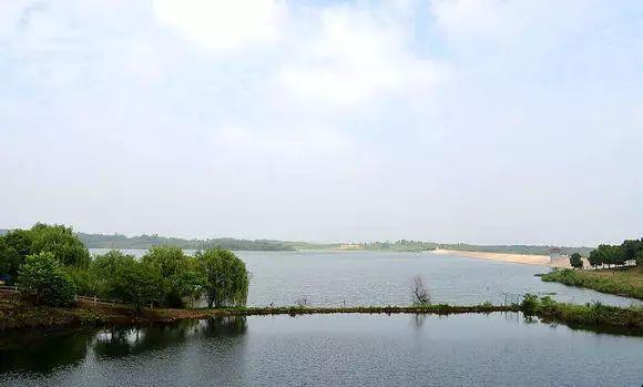 神女湖神女雕像的传说，神女湖雕像的传说（一段传说一座湖）