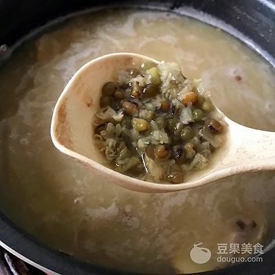 排骨绿豆汤的做法，排骨汤怎么做好喝（清热解毒的排骨绿豆汤）