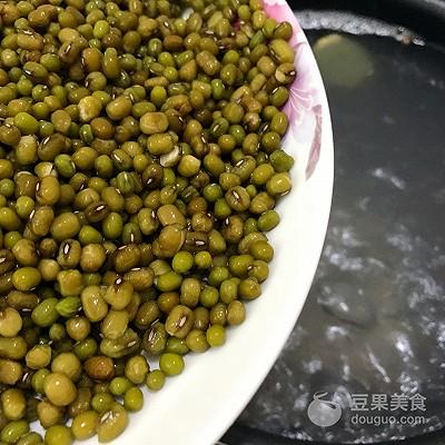 排骨绿豆汤的做法，排骨汤怎么做好喝（清热解毒的排骨绿豆汤）