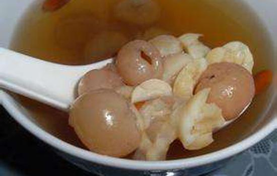 银耳百合汤的功效，银耳百合莲子汤的功效（百合和什么一起煮汤好）