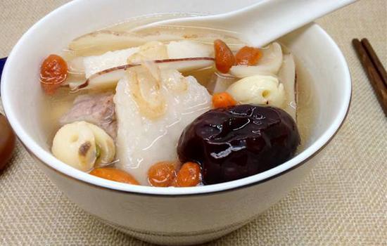 银耳百合汤的功效，银耳百合莲子汤的功效（百合和什么一起煮汤好）