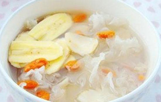 银耳百合汤的功效，银耳百合莲子汤的功效（百合和什么一起煮汤好）