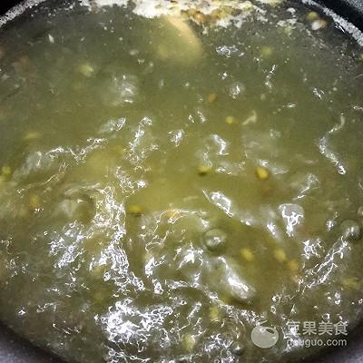 排骨绿豆汤的做法，排骨汤怎么做好喝（清热解毒的排骨绿豆汤）