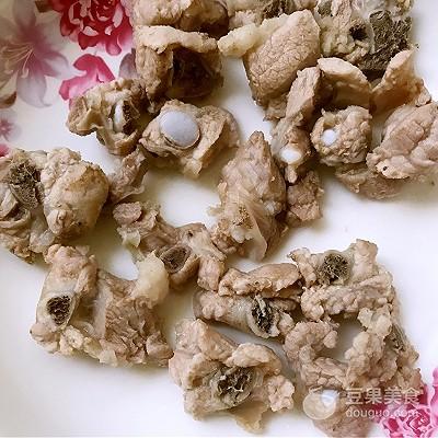 排骨绿豆汤的做法，排骨汤怎么做好喝（清热解毒的排骨绿豆汤）