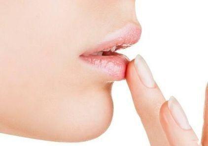 怎样用维生素e美容，维生素e美容的正确用法（维生素E的美容护肤小妙招）