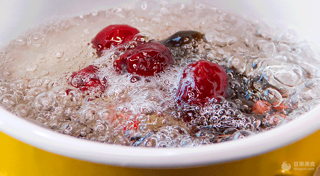 红枣黑木耳汤怎么做，黑豆黑木耳红枣汤（小羽私厨之黑木耳红枣甜汤）