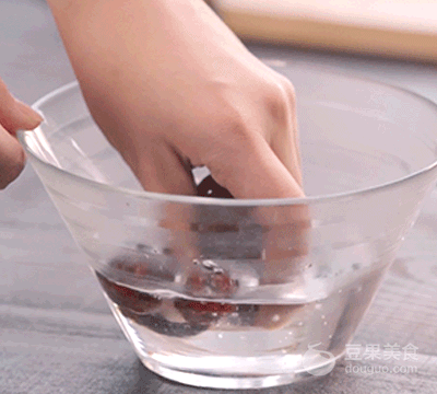 红枣黑木耳汤怎么做，黑豆黑木耳红枣汤（小羽私厨之黑木耳红枣甜汤）