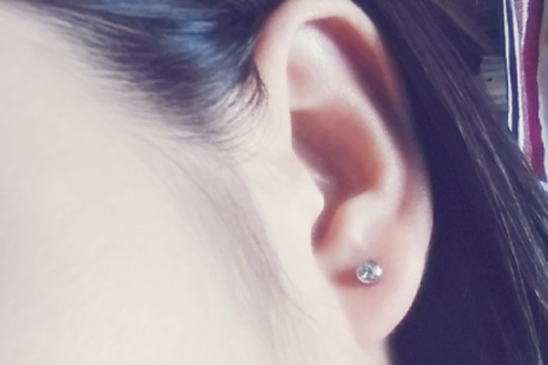 枪打的耳钉多久换掉，枪打的耳钉多久换掉打耳洞第三天换掉（打耳洞几天可以换耳钉）