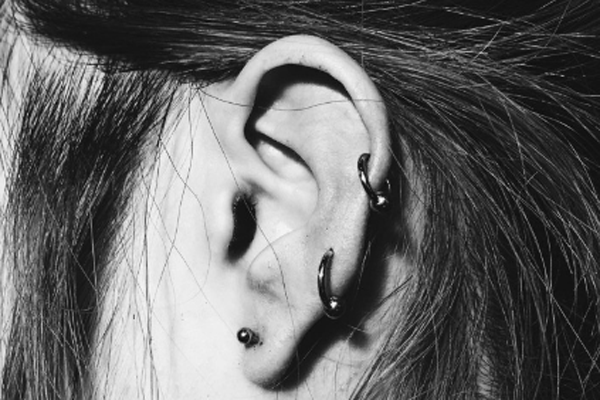 枪打的耳钉多久换掉，枪打的耳钉多久换掉打耳洞第三天换掉（打耳洞几天可以换耳钉）