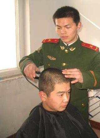 两边剃光的板寸，两边剃光的男人发型（为啥当兵都必须把头发剪成板寸）