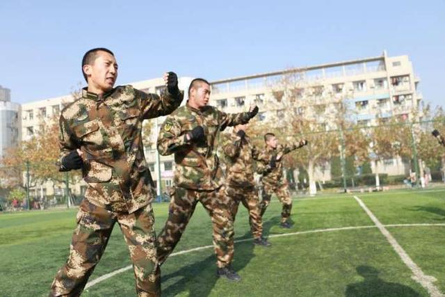 两边剃光的板寸，两边剃光的男人发型（为啥当兵都必须把头发剪成板寸）