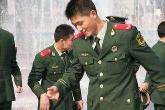 两边剃光的板寸，两边剃光的男人发型（为啥当兵都必须把头发剪成板寸）