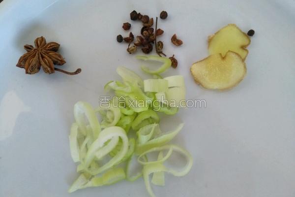 兔子放什么炖最有营养，兔子和什么东西炖好吃又营养（鹌鹑蛋炖兔肉）