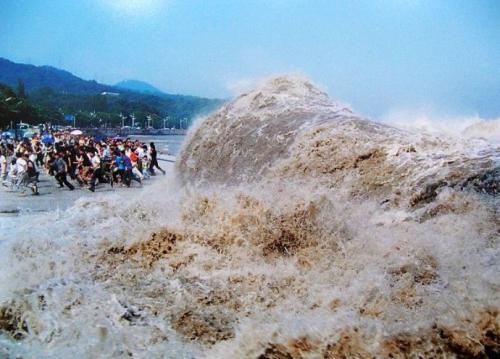 錢塘江大潮在哪裡,錢塘江觀潮地點在哪裡(錢塘江的湧潮為什麼特別大)