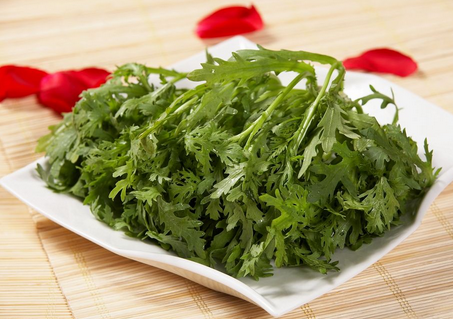 茼蒿可以生吃吗，茼蒿可以直接生吃吗（皇帝菜怎么洗才干净）