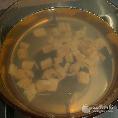 白鸽蛋怎么煮营养高，白鸽蛋怎么炖才营养（三鲜鸽蛋汤的做法）