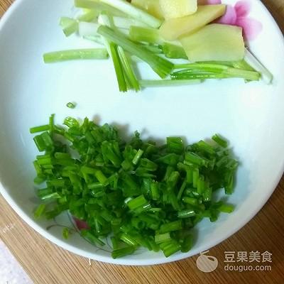 白鸽蛋怎么煮营养高，白鸽蛋怎么炖才营养（三鲜鸽蛋汤的做法）