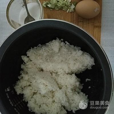 蛋炒饭的正确做法，正宗蛋炒饭的做法（蛋炒饭的做法）