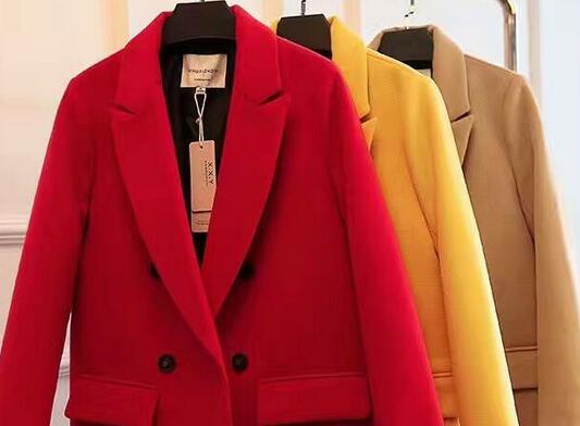 羊绒被和羊毛被有什么区别，羊毛被和驼绒被的区别（羊绒大衣和羊毛大衣哪个好）