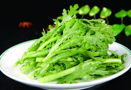 茼蒿可以生吃吗，茼蒿可以直接生吃吗（皇帝菜怎么洗才干净）