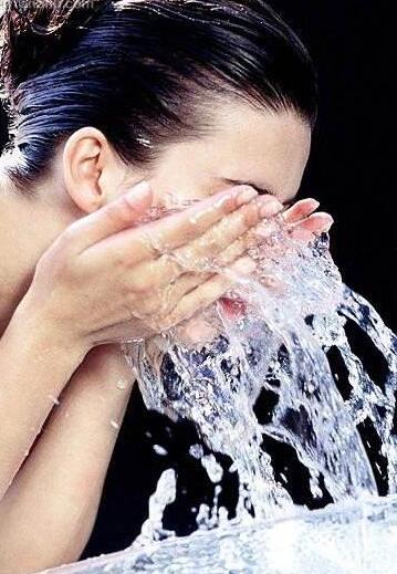 每天晚上用盐水洗脸好吗,早晚用盐水洗脸好吗(什么人不能用盐水洗脸) 每天晚上用盐水洗脸好吗,早晚用盐水洗脸好吗(什么人不能用盐水洗脸)