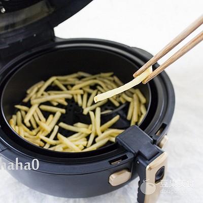 空气炸锅炸薯条几分钟，空气炸锅炸薯条多长时间多少度（无油炸薯条的做法）