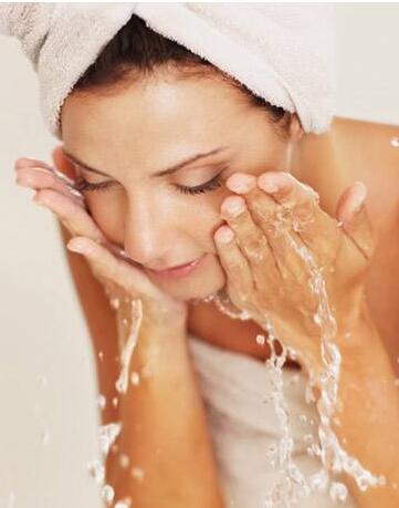 每天晚上用盐水洗脸好吗,早晚用盐水洗脸好吗(什么人不能用盐水洗脸) 每天晚上用盐水洗脸好吗,早晚用盐水洗脸好吗(什么人不能用盐水洗脸)