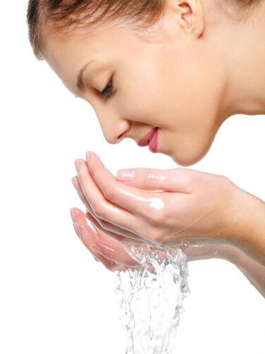 每天晚上用盐水洗脸好吗,早晚用盐水洗脸好吗(什么人不能用盐水洗脸) 每天晚上用盐水洗脸好吗,早晚用盐水洗脸好吗(什么人不能用盐水洗脸)