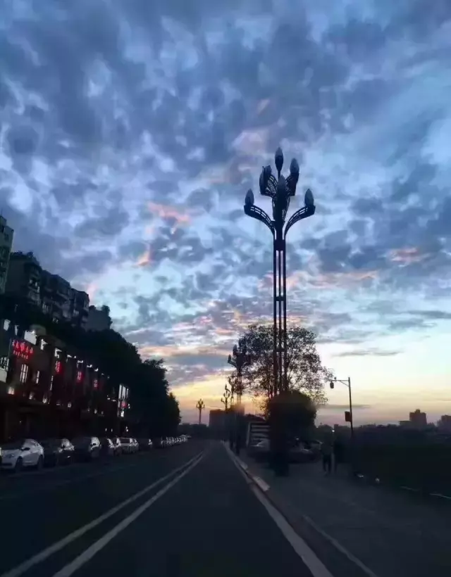 九天开出一成都是李白的哪首诗，九天开出一成都出自李白的哪首诗（李白“九天开出一成都”盛景再现）