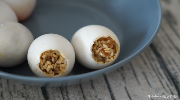 生鸭蛋腌咸了快速变淡，鸭蛋太咸怎样变淡（还省去了不会包的麻烦）
