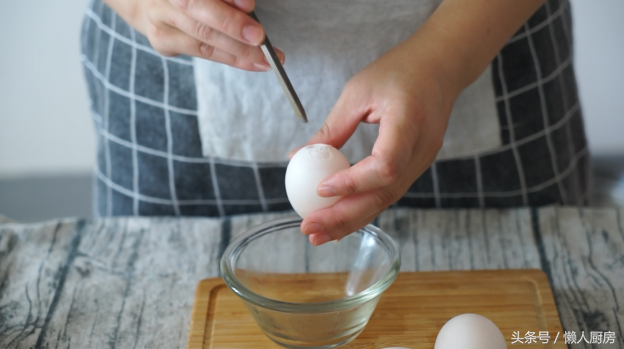 生鸭蛋腌咸了快速变淡，鸭蛋太咸怎样变淡（还省去了不会包的麻烦）