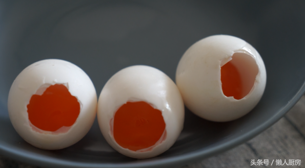 生鸭蛋腌咸了快速变淡，鸭蛋太咸怎样变淡（还省去了不会包的麻烦）