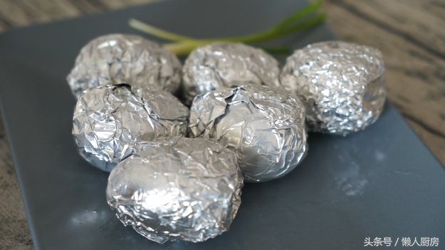 生鸭蛋腌咸了快速变淡，鸭蛋太咸怎样变淡（还省去了不会包的麻烦）