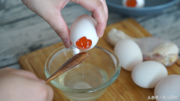 生鸭蛋腌咸了快速变淡，鸭蛋太咸怎样变淡（还省去了不会包的麻烦）