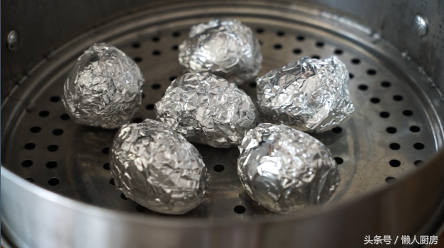 生鸭蛋腌咸了快速变淡，鸭蛋太咸怎样变淡（还省去了不会包的麻烦）