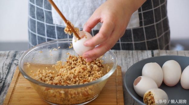 生鸭蛋腌咸了快速变淡，鸭蛋太咸怎样变淡（还省去了不会包的麻烦）