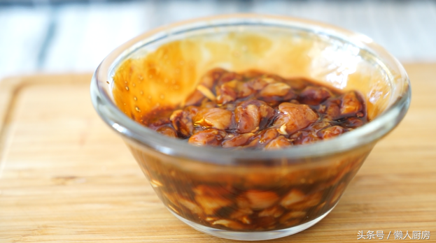 生鸭蛋腌咸了快速变淡，鸭蛋太咸怎样变淡（还省去了不会包的麻烦）