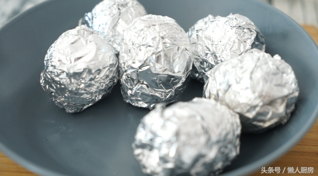 生鸭蛋腌咸了快速变淡，鸭蛋太咸怎样变淡（还省去了不会包的麻烦）