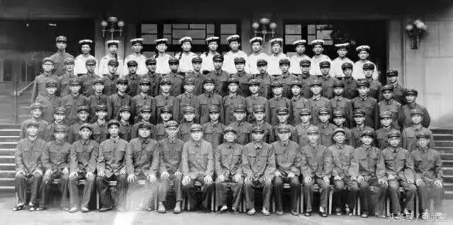 风华正茂的小吊逼，微信头像，风华正茂的小吊逼（为微信头像换军装：为八一而作）