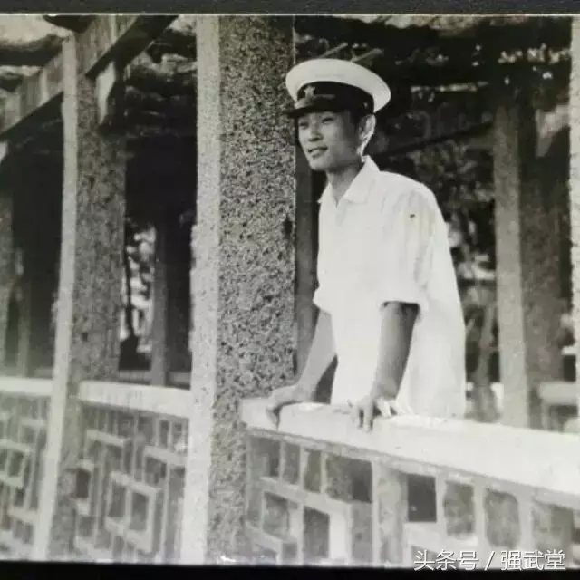 风华正茂的小吊逼，微信头像，风华正茂的小吊逼（为微信头像换军装：为八一而作）