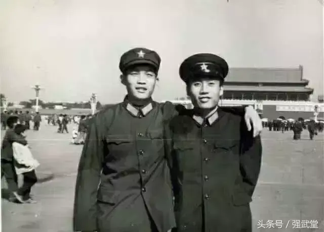 风华正茂的小吊逼，微信头像，风华正茂的小吊逼（为微信头像换军装：为八一而作）