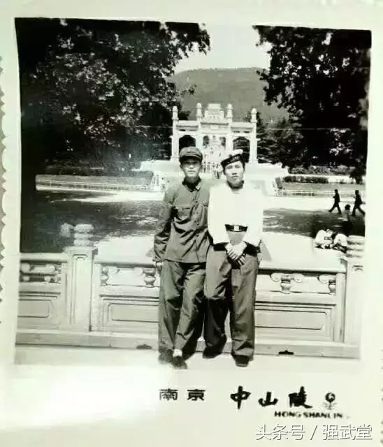 风华正茂的小吊逼，微信头像，风华正茂的小吊逼（为微信头像换军装：为八一而作）