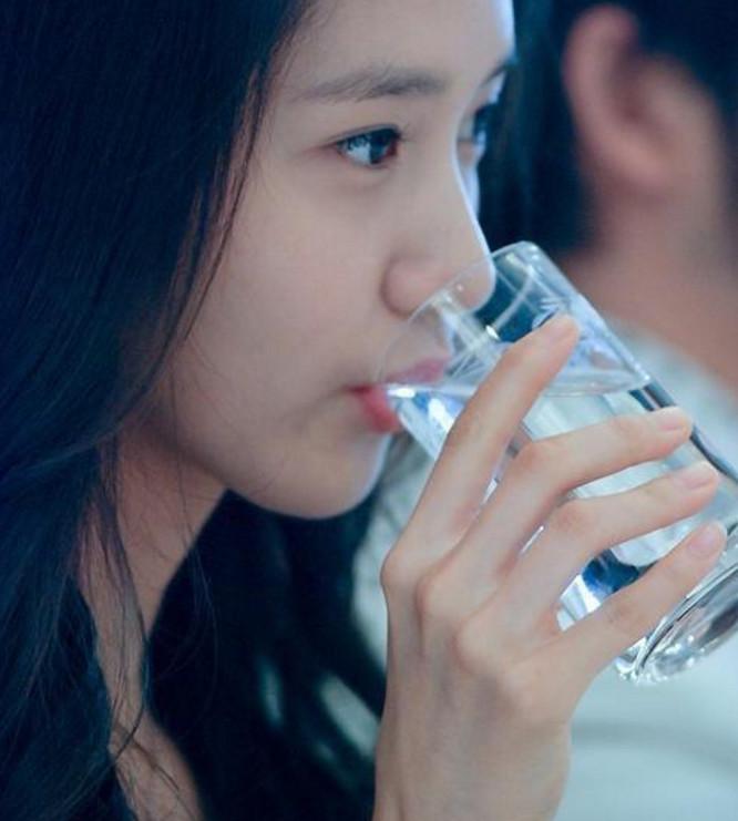 手怎么变细长有骨感又白，怎么让手指变细变长白（手模日薪3万，她的手长怎么样）