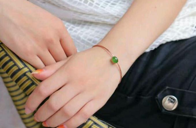 手怎么变细长有骨感又白，怎么让手指变细变长白（手模日薪3万，她的手长怎么样）