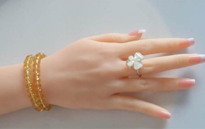 手怎么变细长有骨感又白，怎么让手指变细变长白（手模日薪3万，她的手长怎么样）