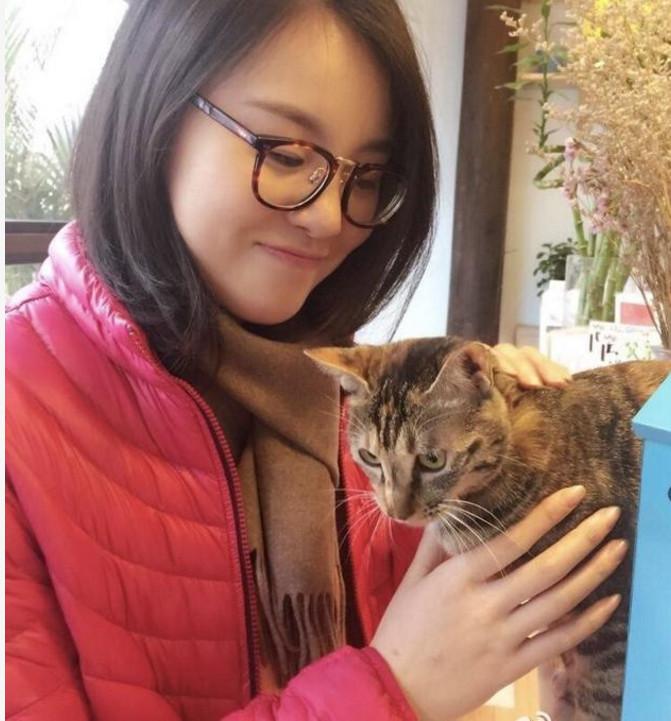 手怎么变细长有骨感又白，怎么让手指变细变长白（手模日薪3万，她的手长怎么样）