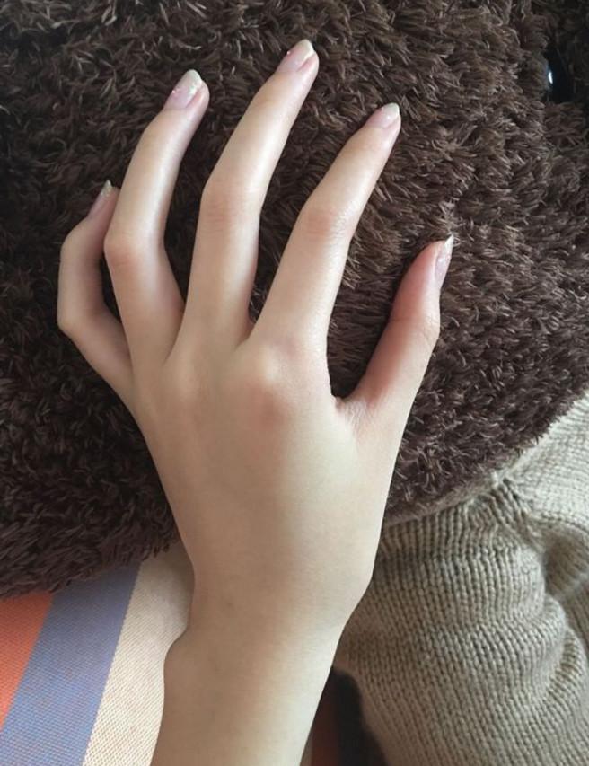 手怎么变细长有骨感又白，怎么让手指变细变长白（手模日薪3万，她的手长怎么样）