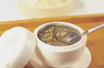 喝中药能喝绿豆汤吗，喝绿豆汤的五大禁忌（这类人千万不能喝绿豆汤）